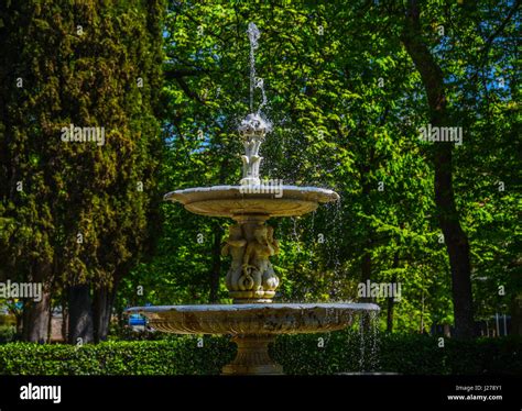 Fountain at Retiro Park Madrid Stock Photo - Alamy