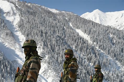 India Frees Up 10,000 More Soldiers to Guard Border With China - Bloomberg