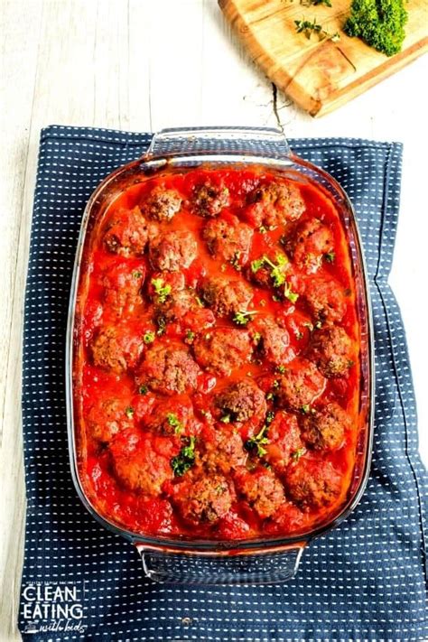 Baked Meatballs in Tomato Sauce {Clean Eating }