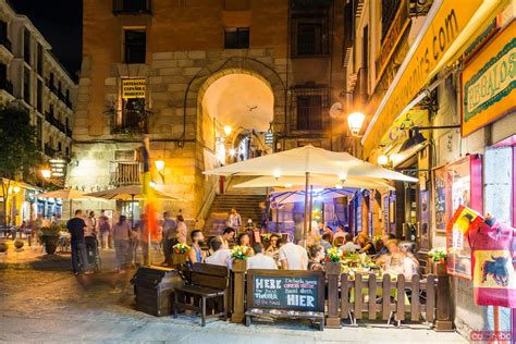 - Turistas cenando al aire libre en el bar de tapas, Madrid, España | Imagen Royalty Free