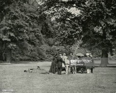 Buckingham Palace Gardens Photos and Premium High Res Pictures - Getty ...