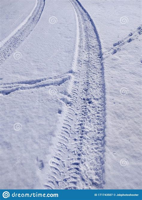 Tire tracks in the snow stock image. Image of tracks - 171743507