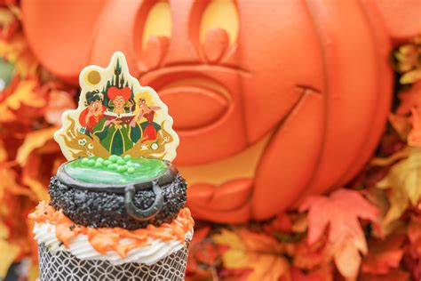 Review: Hocus Pocus Amuck Cupcake at Main Street Bakery in Magic Kingdom