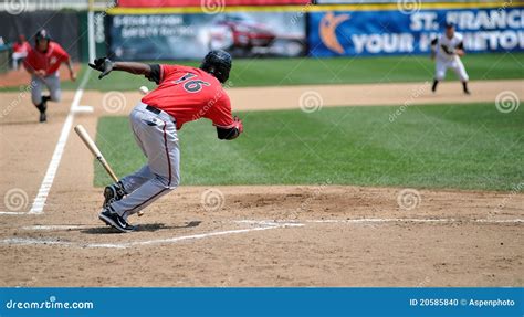 Squeeze play - baseball editorial image. Image of sports - 20585840