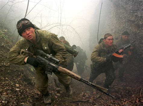 Russian soldiers on patrol in the mountains (Second Chechen War ...