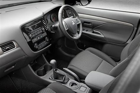 Mitsubishi Outlander ES interior