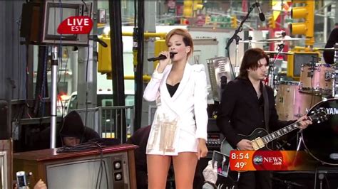 Rihanna - Umbrella (LiVE @ Good Morning America) 720p-HD - YouTube