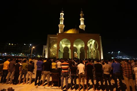 Muslims observe first day of Ramadan - Al Arabiya English