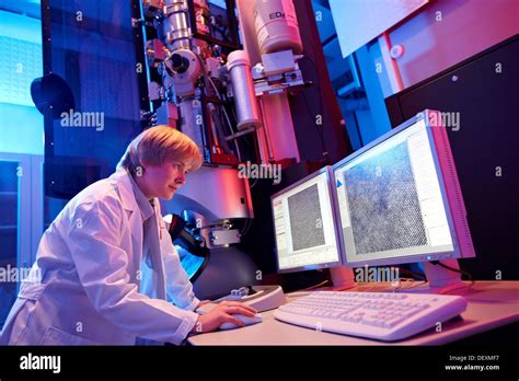 Atomic resolution imaging using TEM, High-Resolution Transmission ...