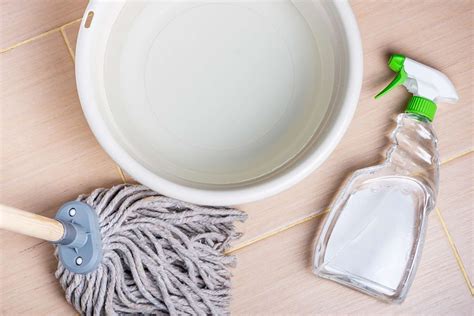 How to Make Mopping Solutions With Household Ingredients