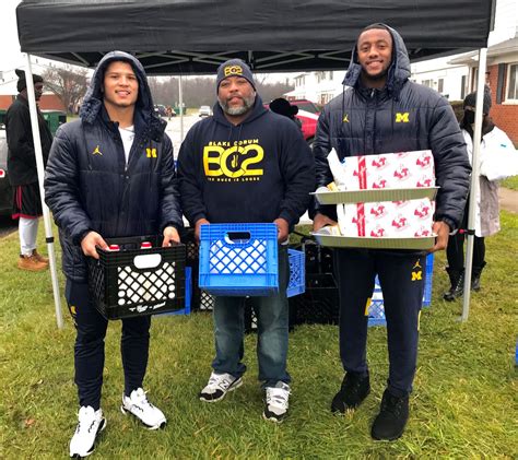 Giving back: Michigan RB Blake Corum donates, distributes turkeys for families in need - mlive.com