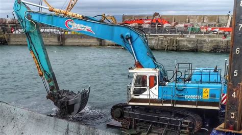 Long Reach Hitachi EX800H Excavator Dredging Harbour - YouTube