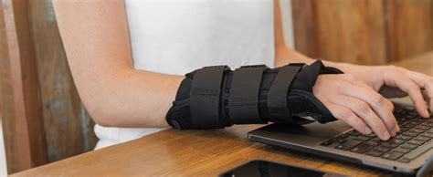 Amazon.com: BraceAbility Volar Wrist Splint - Right or Left Hand Compression Support Brace for ...