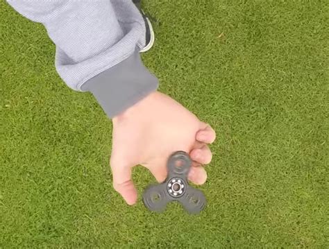 Here are five easy fidget spinner tricks everyone can perform (Video)