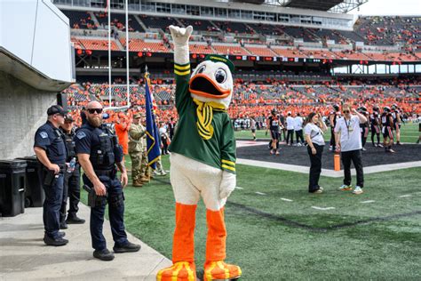 Oregon Ducks Mascot Goes Viral Crowd Surfing at 'College GameDay ...