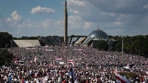 In pictures: Belarus rocked by anti-government protests - BBC News