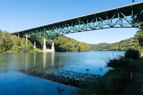 Premium Photo | River monongahela underneath i79 bridge