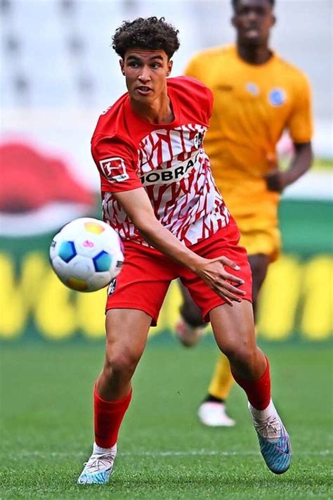 SC-Freiburg-Talent Noah Darvich geht wohl zum FC Barcelona - SC Freiburg - Badische Zeitung