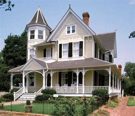 The Charm of Queen Anne Houses | Queen anne house, Victorian style homes, Victorian homes