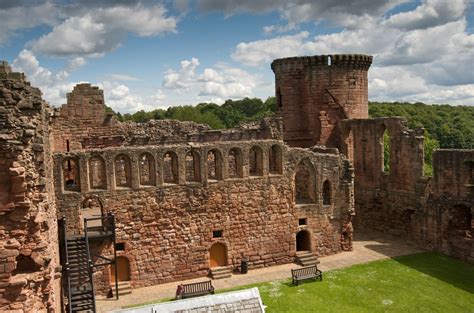 Bothwell Castle | VisitScotland