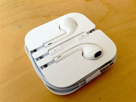 iPhone 5's New EarPods Have More Bass Than Dre's Beats Earbuds [First ...