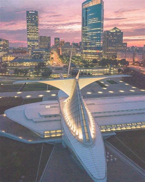 Milwaukee Art Museum is designed By Santiago Calatrava. | Milwaukee art, Santiago calatrava ...