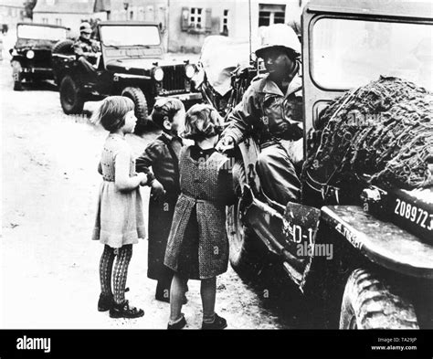 Un soldat afro-américain présentant enfants allemands de chocolat ou d'un chewing-gum Photo ...