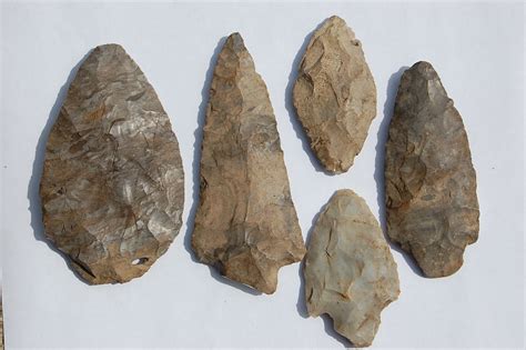 √ Hunting Aboriginal Stone Tools - Alumn Photograph