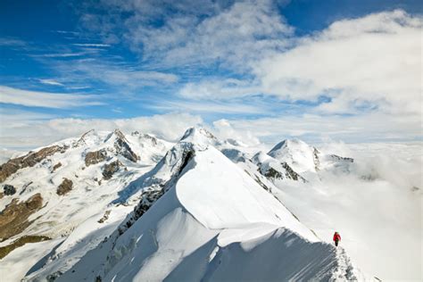 Learn mountaineering skills on these easy Alps 4000 meter peaks