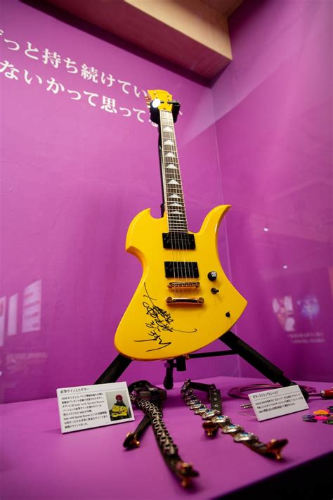 「PSYCHOVISION hide MUSEUM Since 2000」で展示中のギター。 - hideの愛用ギターや衣装など実物が並ぶ ...