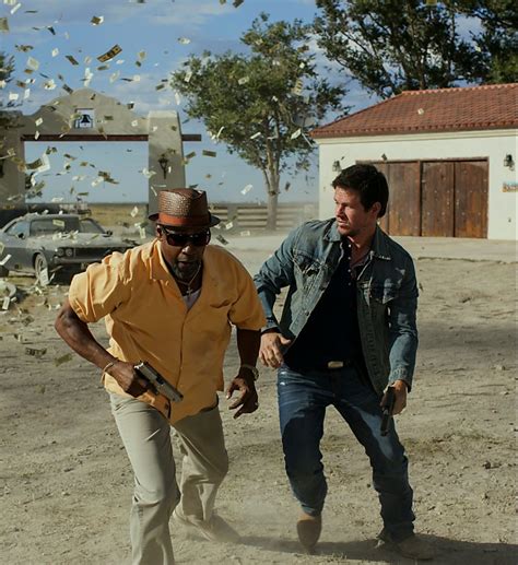 '2 Guns' review: An off-putting, violent mess