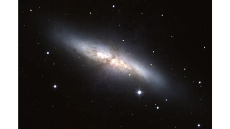 Nearby Galaxy M82 | HubbleSite