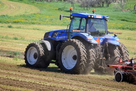 Tractor on farm image - Free stock photo - Public Domain photo - CC0 Images