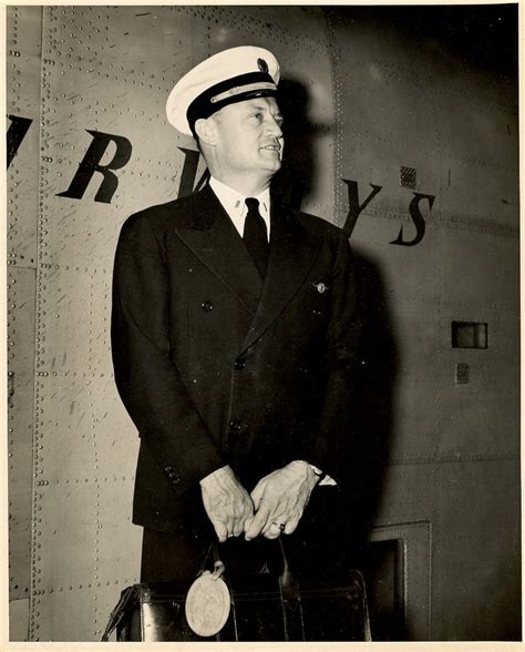 1940s A Pan Am pilot standing next to a Boeing 314 flying boat. in 2021 ...