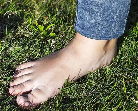 Surprising Health Benefits Of Walking Barefoot On Grass | HerZindagi