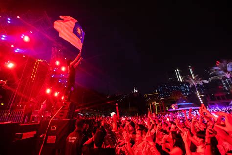 Eat, Sleep, Rave, Repeat: Neon Music Festival Struck The Right Chord ...