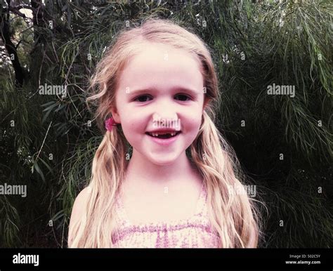 Little girl missing two front teeth Stock Photo - Alamy