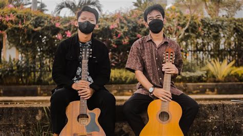 Hivi! - Pelangi Cover by Lungguk & Yosua - YouTube