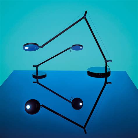 Lampe de table Demetra 3000 k avec détecteur de présence by Artemide | LOVEThESIGN