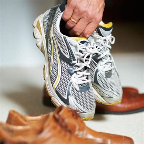 Best Diabetic Shoes for Men, According to Podiatrists | The Healthy