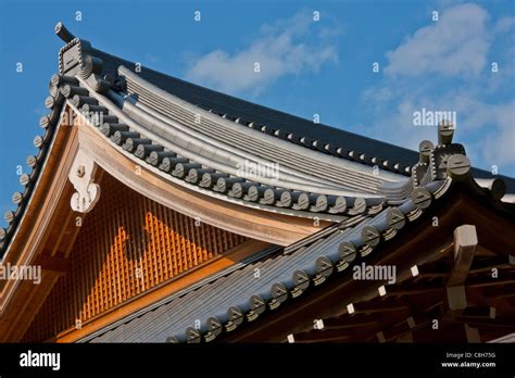 Japanese temple roof hi-res stock photography and images - Alamy