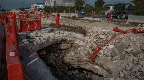 Over Caves and Over Budget, Mexico’s Train Project Barrels Toward Disaster - The New York Times