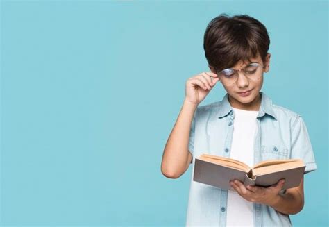 Premium photo boy with glasses reading time – Artofit