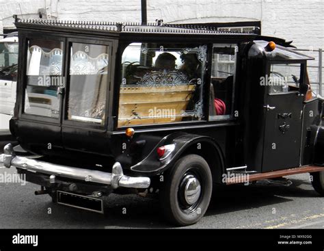 Vintage funeral hearse hi-res stock photography and images - Alamy