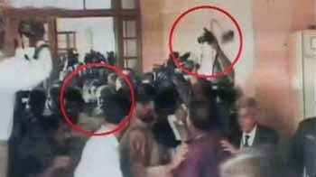 Shoe hurled at Pervez Musharraf as he appears before Sindh High Court