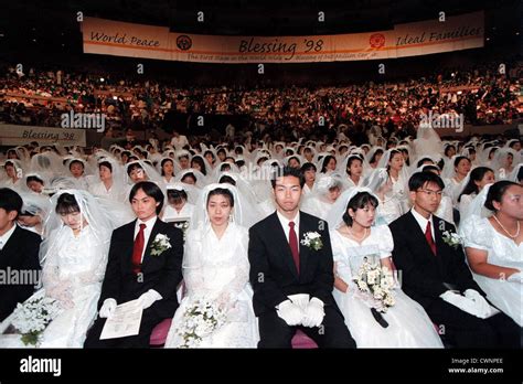 Reverend sun myung moon mass wedding hi-res stock photography and images - Alamy