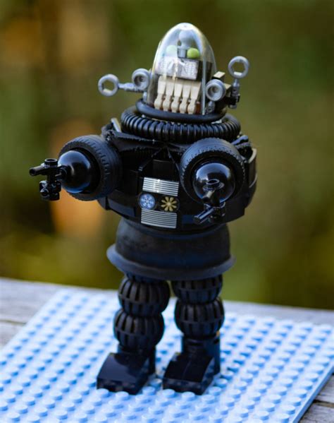 It's Robby The Robot - A Lego MOC - EverydayBricks