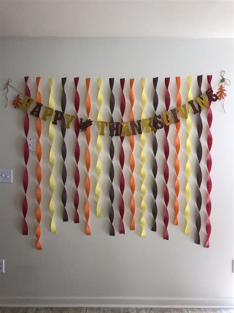 Creative DIY photo backdrop wall for Thanksgiving using streamers ...