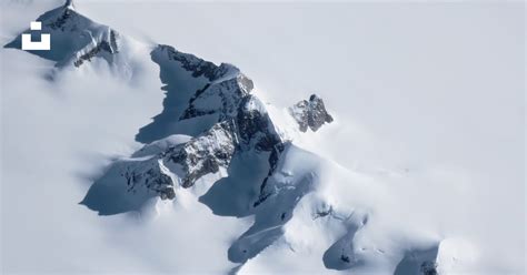 A mountain covered in snow photo – Free Greenland Image on Unsplash