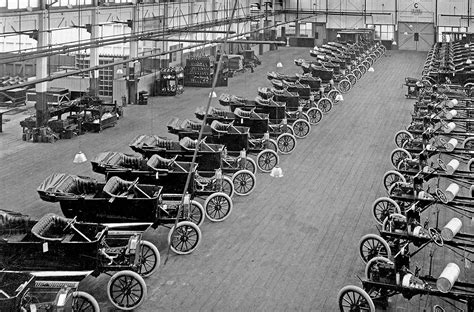 Amazing Vintage Photos Show the Ford Assembly Lines Mass-Producing ...